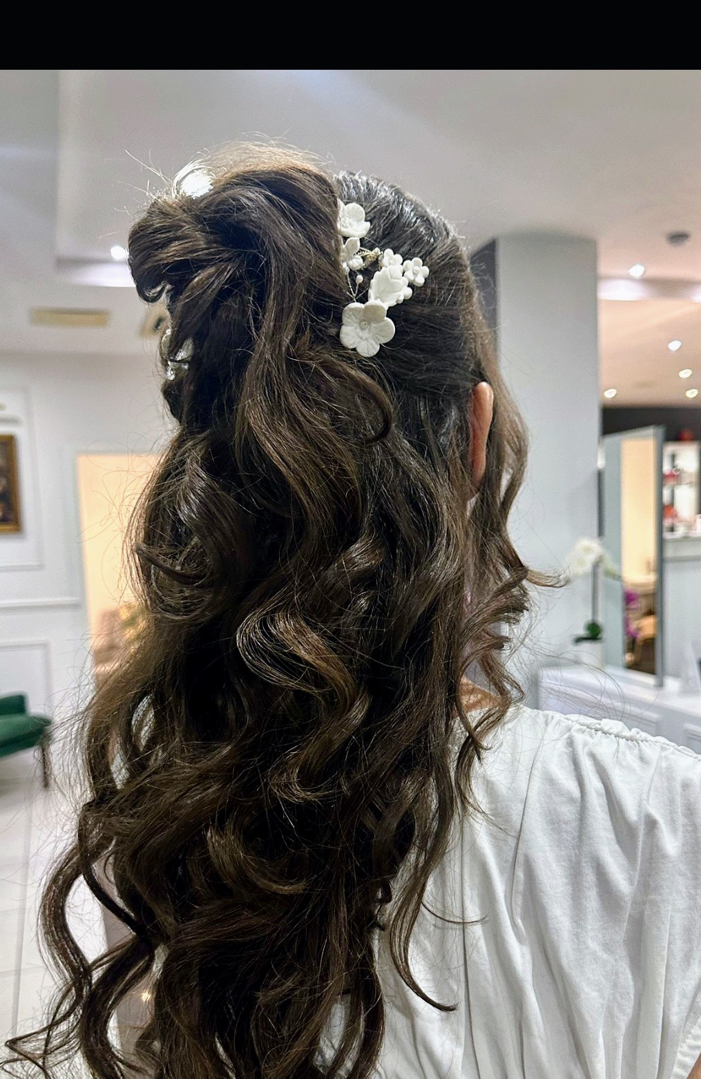 Natural bridal look with soft curls